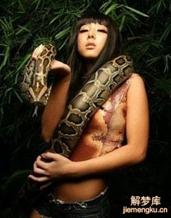 女人梦见蛇缠身甩开了